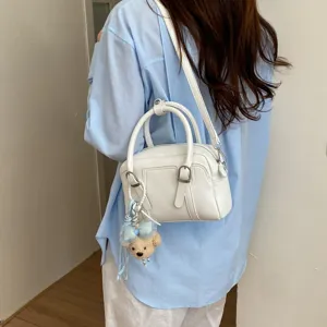 Sac bandoulière Boston blanc style coréen avec adorable pendentif ours pour femmes.