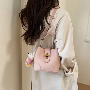 Chic borsa a secchiello rosa in pelle da donna, elegante borsa minimalista con manico e tracolla.