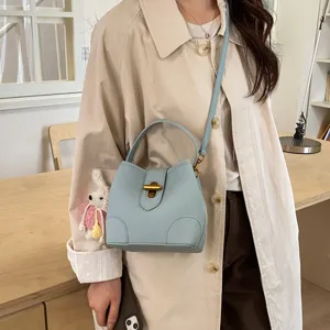 Chic borsa a secchiello in pelle celeste con manico e tracolla per l'uso quotidiano.