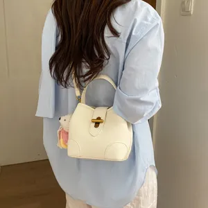 Borsa a secchiello elegante in pelle bianca per donna borsa a tracolla chic con chiusura