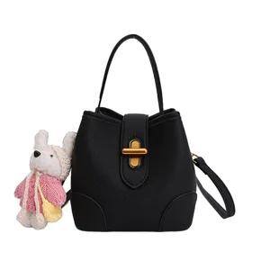 Borsa a secchiello nera da donna alla moda con manico, tracolla e simpatico ciondolo coniglio.