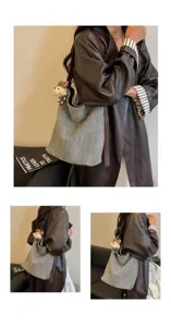 Vista dettaglio borsa secchiello intrecciata, borsa casual capiente con tracolla elegante e ciondolo.