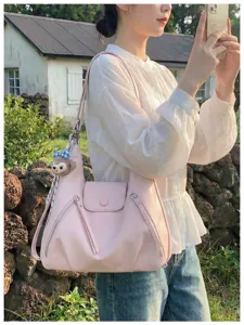 Borsa a spalla multifunzionale rosa da donna con grazioso ciondolo a forma di orsetto.