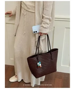 Elegante borsa tote in pelle intrecciata marrone scuro con stile retro minimalista per donna.