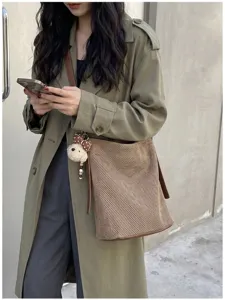 Grande borsa a secchiello intrecciata da donna, elegante borsa a tracolla autunnale con ciondolo.