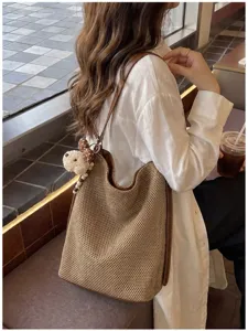 Grande borsa a secchiello intrecciata da donna, elegante borsa autunnale casual con ciondolo.