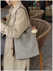 Grande borsa a secchiello intrecciata da donna autunno casual elegante borsa a tracolla con ciondolo.