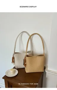 Sac seau bandoulière en cuir tressé aux tons neutres élégants, accessoire de mode pour femmes.