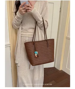 Vista dettagliata della borsa tote in pelle intrecciata marrone, elegante borsa minimal.