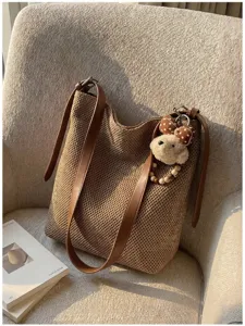 Borsa a secchiello intrecciata da donna, elegante borsa a tracolla marrone con peluche.
