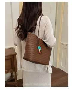 Borsa a tracolla intrecciata retro grande capacità donna, borsa tote in pelle marrone chic.