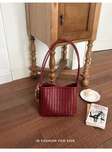 Sac seau en cuir tressé pour femme, élégant sac à main tendance pour la saison nouvelle.