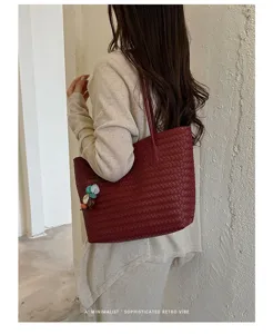 Borsa a tracolla tote intrecciata vintage grande capacità per donna, stile autunno chic.