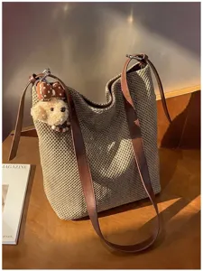 Grande borsa a secchiello intrecciata da donna, elegante borsa autunnale con ciondolo cucciolo.