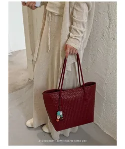 Vista dettagliata di una grande borsa a shopper intrecciata retrò, elegante borsa da giorno.