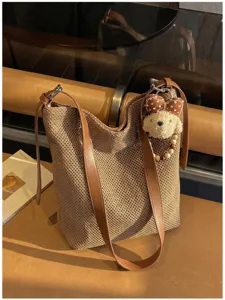 Grande borsa a tracolla intrecciata da donna, borsa a secchiello autunnale con pendente.