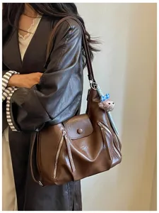 Borsa a tracolla in pelle PU marrone con patta e tasche con zip, vista di dettaglio.