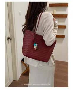 Borsa a spalla in pelle intrecciata minimalista, grande shopper retrò da donna quotidiana.