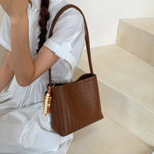 Sac seau femme en cuir tressé marron vue principale, élégant sac bandoulière souple pour automne.