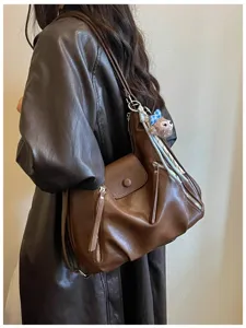 Borsa a tracolla multifunzionale in pelle marrone da donna con grazioso dettaglio peluche.