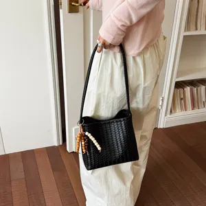Sac porté épaule tissé noir sac seau en cuir souple avec breloque perles en bois automne