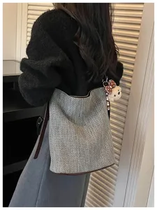 Grande borsa a secchiello intrecciata donna autunno elegante tracolla spalla con ciondolo