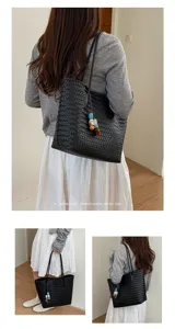 Borsa a tracolla intrecciata retrò da donna, elegante shopper nera con ciondolo per lavoro.