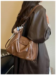 Vista dettagliata dello zaino in pelle marrone multifunzionale, con grande capacità e stile chic.