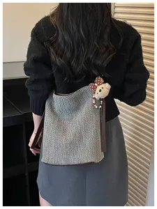 Borsa secchiello intrecciata con finiture in pelle e ciondolo orsetto, borsa a tracolla casual