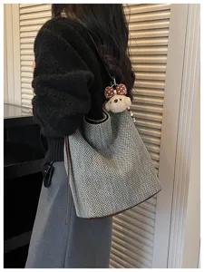 Grande borsa a tracolla intrecciata da donna, elegante borsa a secchiello con ciondolo a forma di orso.