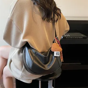 Retro black hobo bag for women, stylish croissant shoulder bag with casual tote design