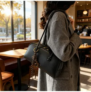 Minimalist retro bowling shoulder bag for women, versatile PU leather pillow handbag for commuting.