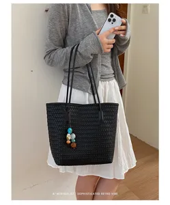 Chic borsa a tracolla nera intrecciata da donna, borsa minimalista con ciondolo grazioso.