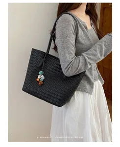 Borsa tote intrecciata retro minimalista per donna, grande borsa a spalla nera con ciondolo chic.