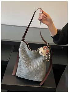 Borsa a secchiello intrecciata chic da donna, grande borsa a tracolla con grazioso ciondolo a orsetto.