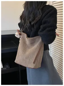 Borsa a secchiello intrecciata da donna, grande borsa a spalla in paglia con orsetto.