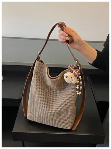 Grande borsa a tracolla intrecciata da donna, elegante borsa a secchiello con ciondolo, stile casual.
