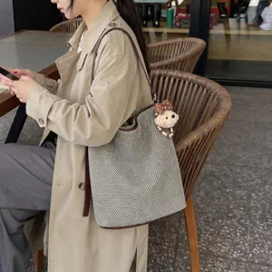 Borsa secchiello intrecciata donna grande capacita borsa a spalla con ciondolo orsetto