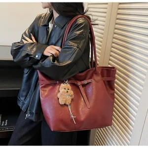 Large capacity women shoulder tote bag, retro autumn winter casual commuting leather bag detail.