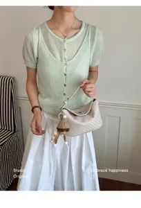 Stijlvolle geweven schoudertas voor dames, trendy tas met schattige poppenhanger erbij.