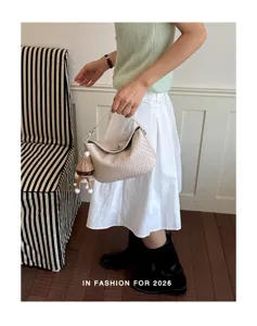 Gevlochten kleine schoudertas voor dames, stijlvol dumpling tas ontwerp met textuur.