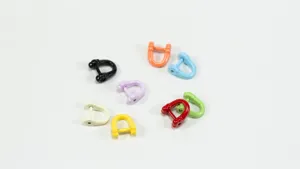 Colorful alloy horseshoe buckles, DIY D-shaped metal shackles for handmade crafts and keychains.