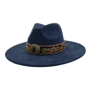 Vista detallada del sombrero de jazz de ante azul con banda bordada étnica y hebilla vintage.