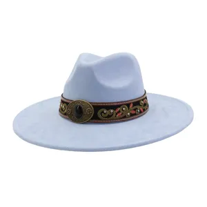 Sombrero fedora de fieltro azul claro con banda bordada vintage y hebilla de metal.