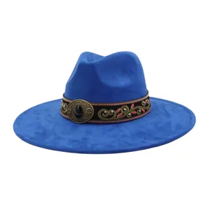 Primer plano detallado del sombrero de jazz de ante azul con hebilla y banda bordada