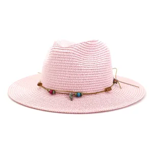 Stijlvolle roze strooien hoed zonnehoed met schelp kraal detail voor zomerstrandvakantie.