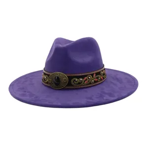 Sombrero fedora morado de ante con ala ancha, bordado étnico y hebilla decorativa.