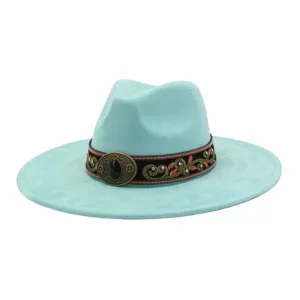 Detalle de sombrero fedora de ante turquesa, con banda étnica bordada y hebilla metálica.