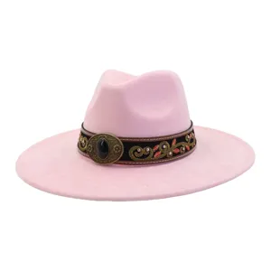 Sombrero de jazz rosa de ante de ala ancha con banda étnica bordada y hebilla decorativa.