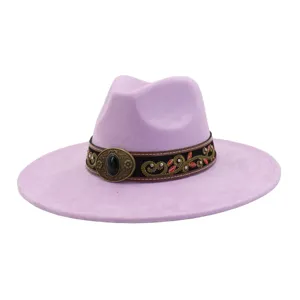 Detalle del sombrero de fieltro morado con banda de patrón étnico y hebilla vintage.